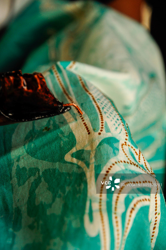 女人制作蜡染图片素材