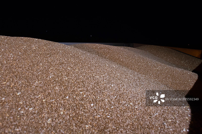 夜晚的麦粒堆图片素材