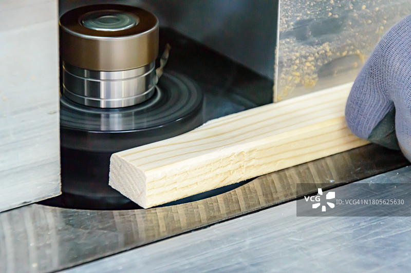 男人雕刻木板特写图片素材