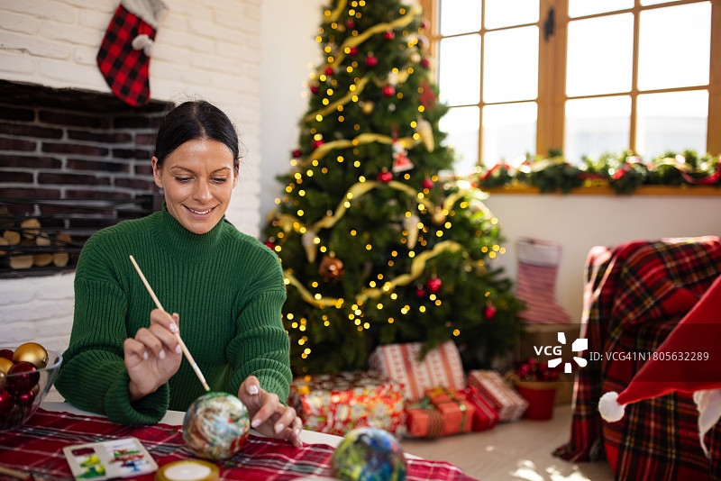 女人在家制作圣诞装饰品图片素材