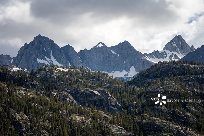 美国加利福尼亚州毕夏普的雪山，映衬着蔚蓝的天空图片素材