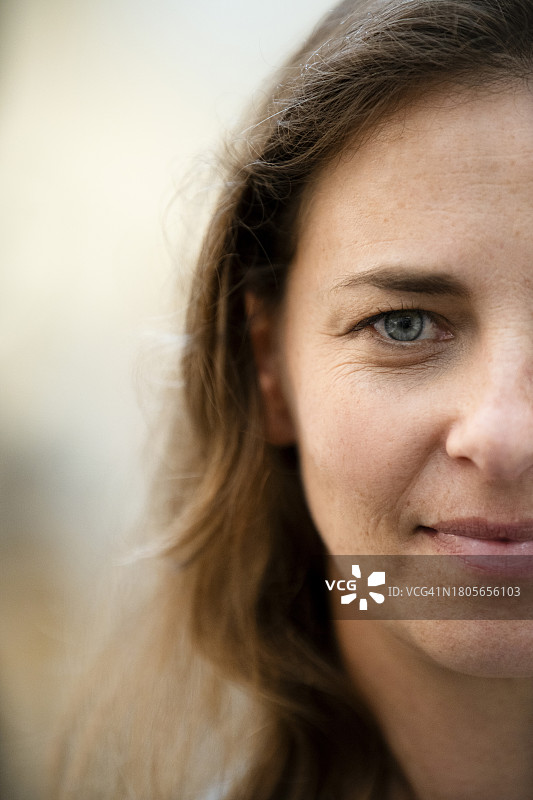 看向镜头的成年女人半脸肖像图片素材