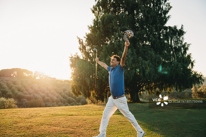 职业高尔夫球手的一杆进洞庆祝图片素材