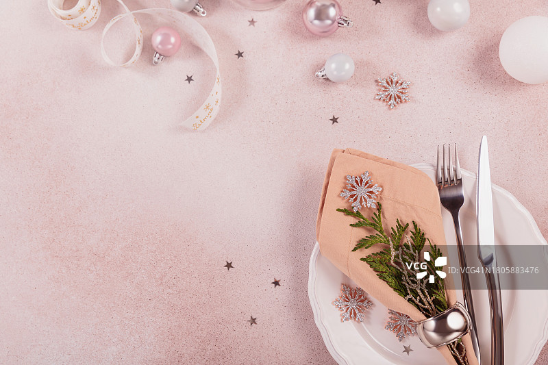 浅色背景上的冬季节日餐桌布置图片素材