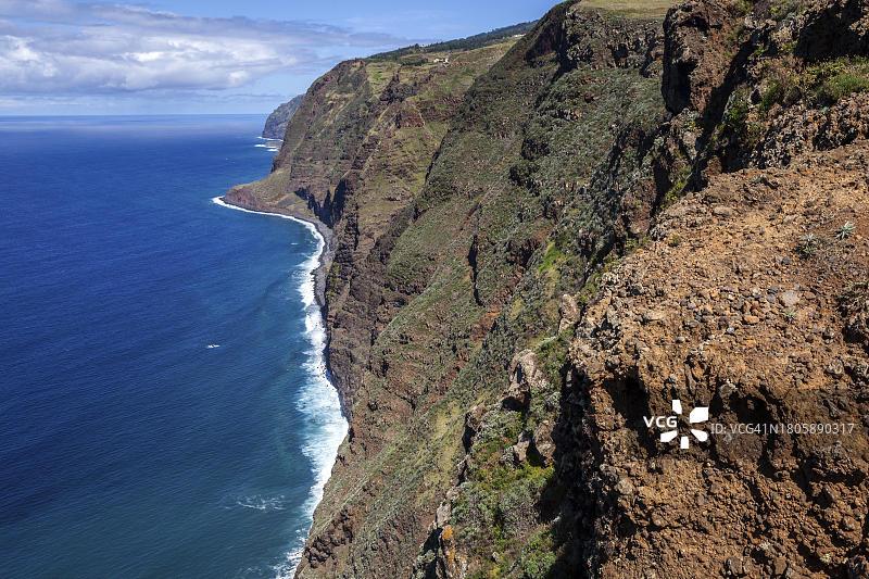 从葡萄牙马德拉蓬塔杜帕尔戈灯塔观景台看到的悬崖景色图片素材