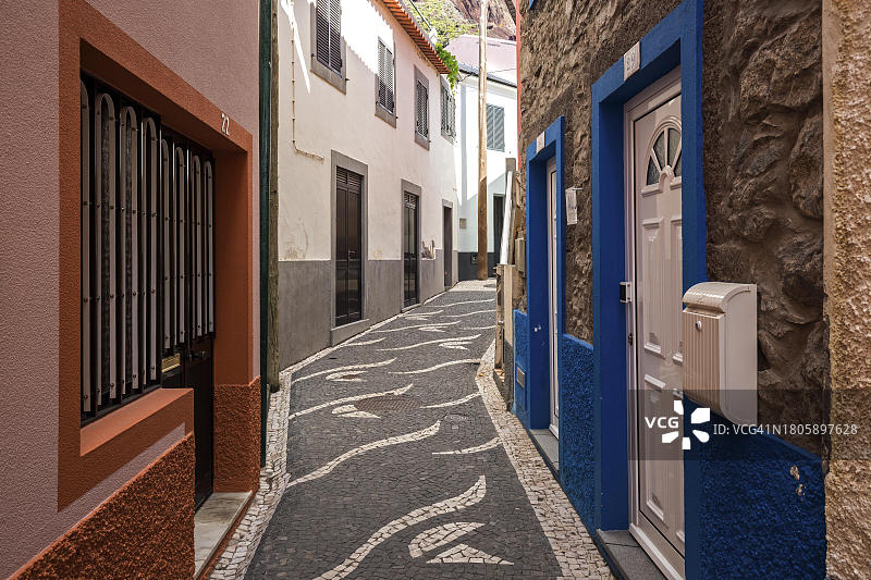 葡萄牙马德拉保罗·多马尔的彩色房屋巷道图片素材