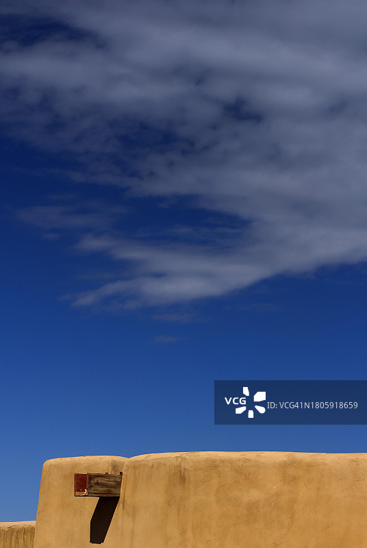 建筑：土坯，土坯风格，细节，蓝天，对比，陶斯，新墨西哥州，美国图片素材