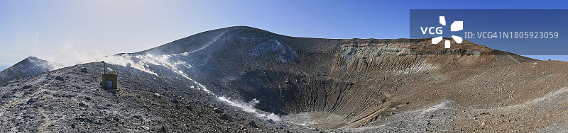意大利西西里岛埃奥利群岛武尔卡诺火山的火山坑、烟柱和蒸汽全景照片图片素材