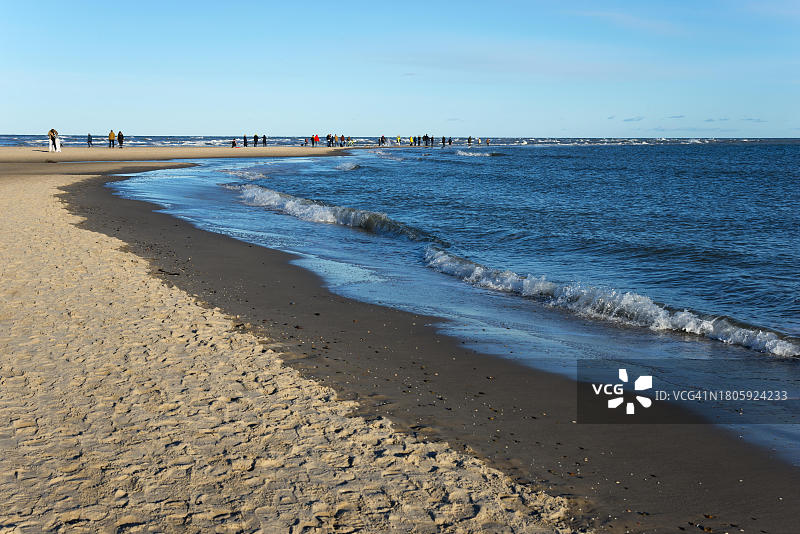 在格雷嫩斯卡恩海岬，斯卡格拉克海峡和卡特加特海峡交汇处的人们，丹麦北日德兰半岛斯卡恩图片素材