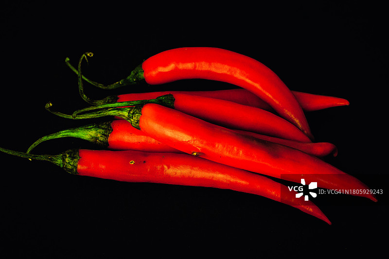 黑色背景上的红色辣椒图片素材