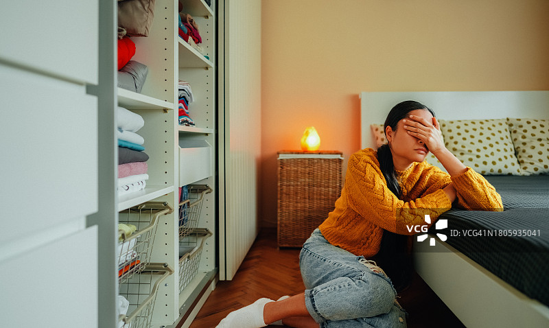 沮丧的女孩在家中图片素材
