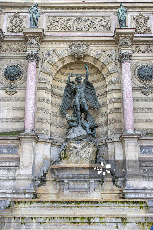 巴黎圣米歇尔广场的圣米歇尔喷泉青铜雕像图片素材