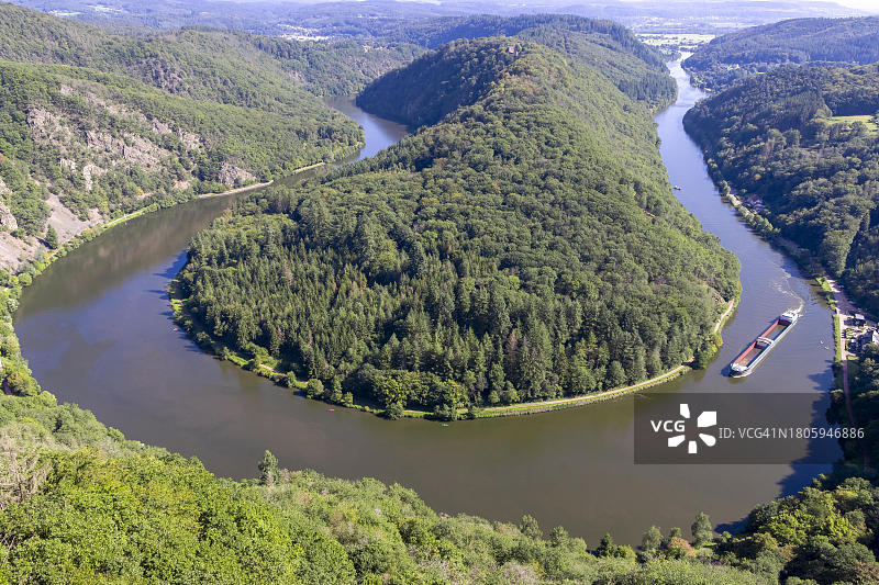 从萨尔河环线树顶步道观景塔拍摄的萨尔河环线和运输船。周围环绕着绿色森林。奥尔肖尔茨,梅特拉赫,德国萨尔兰州图片素材