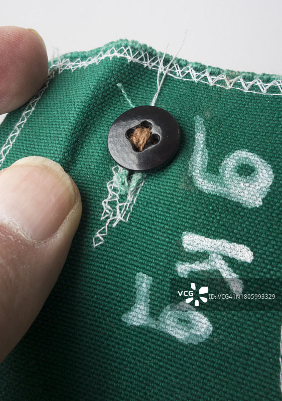 保护织物上的古代手工缝纫线图片素材