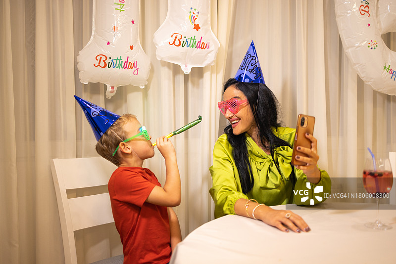 姑姑自拍，侄子庆祝生日图片素材