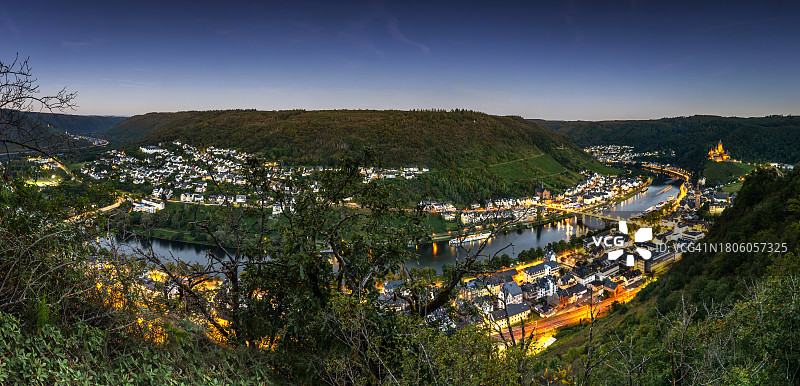科赫姆全景：蓝色时刻，摩泽尔河谷，莱茵兰-普法尔茨，德国图片素材