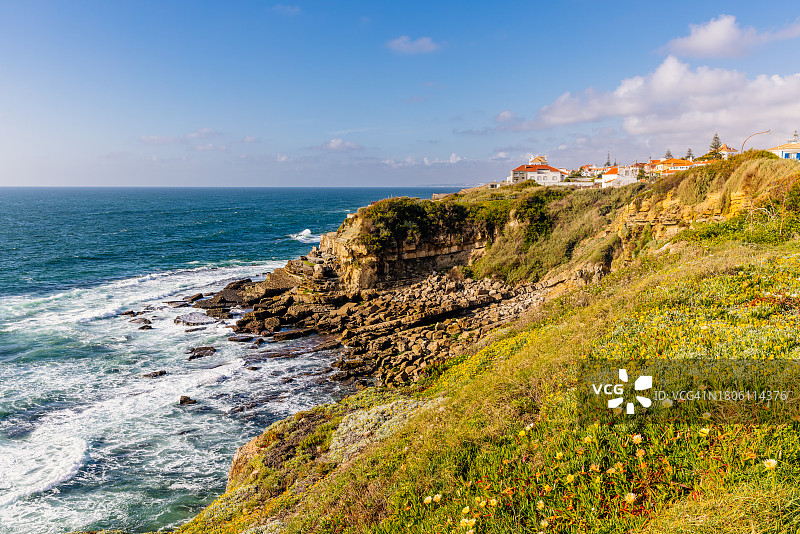 葡萄牙辛特拉阿曾尼亚斯·杜马尔村庄的海岸线图片素材