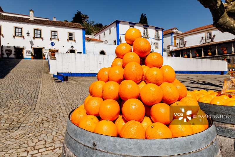 葡萄牙奥比多斯农贸市场出售的橙子堆图片素材