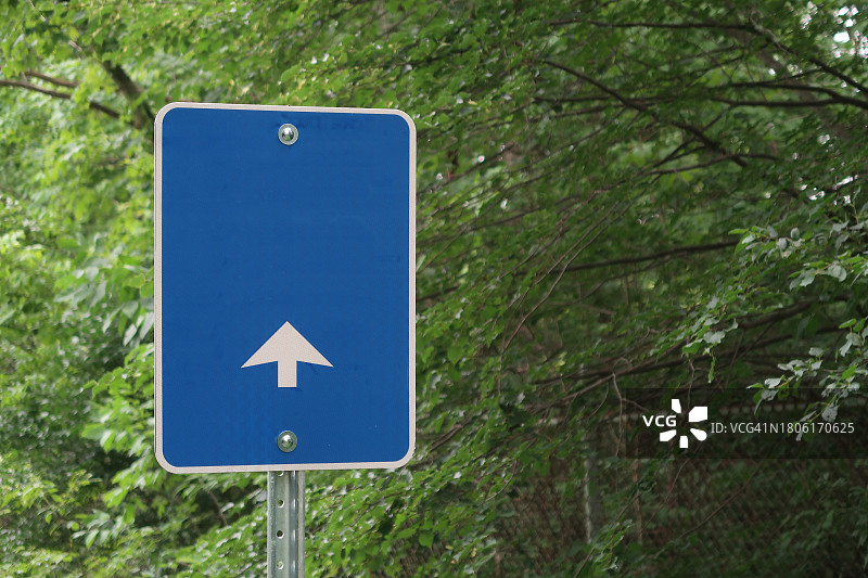 带箭头的蓝色空白指示牌图片素材