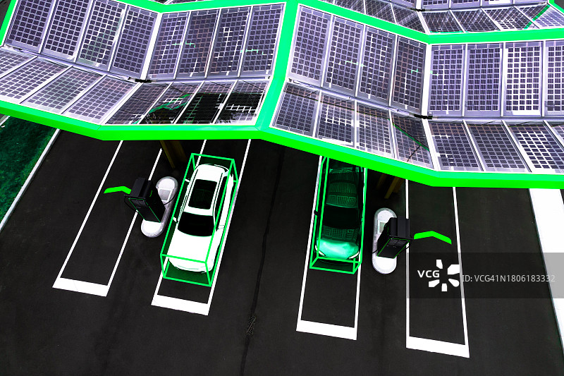 太阳能车棚下的智能电动汽车充电站图片素材
