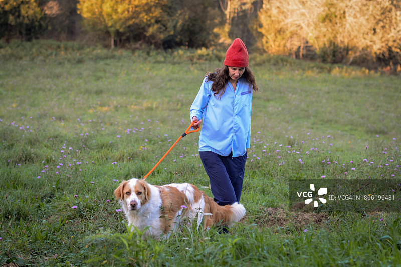 护士遛狗图片素材