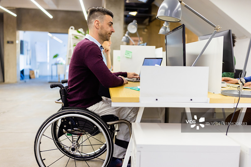 在工作室工作的残疾建筑师图片素材