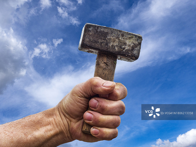 砖瓦匠手持锤子的拳头图片素材