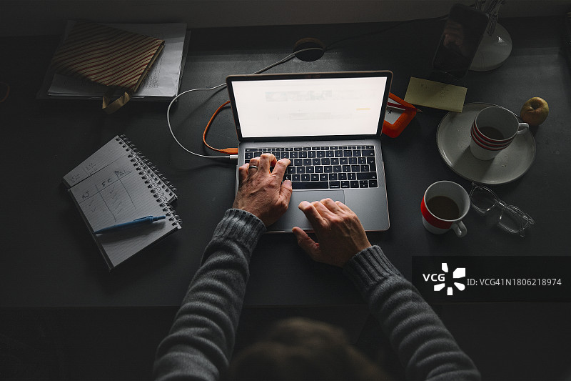 俯拍男人笔记本电脑办公图片素材