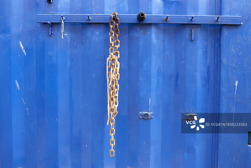 悬挂的生锈链条图片素材