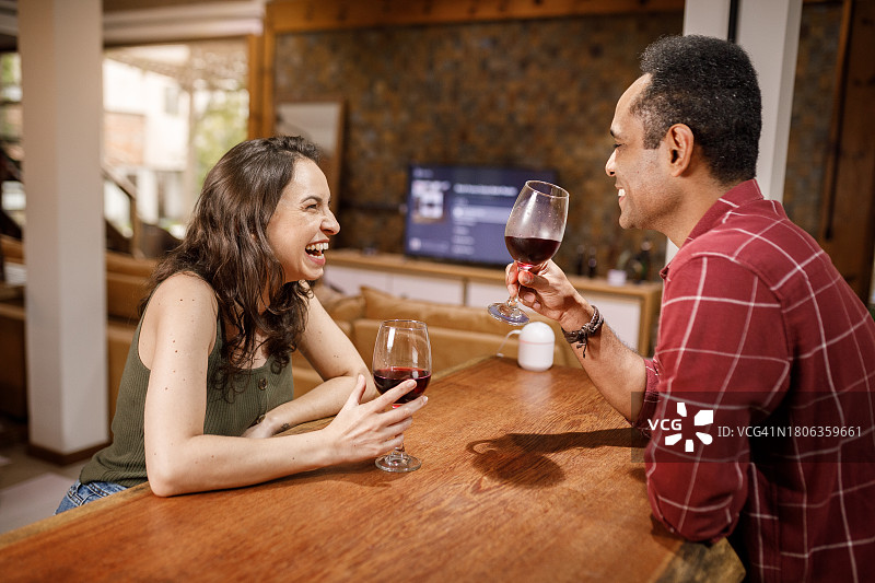 情侣在家中用智能音箱听音乐约会图片素材