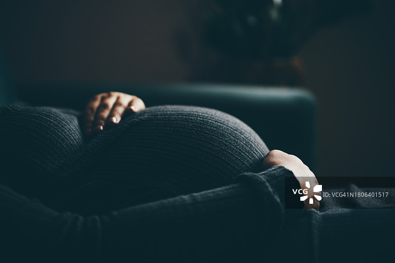 孕妇在家中拥抱肚子图片素材