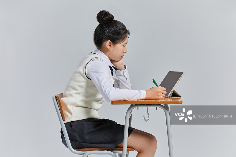 中学生、青少年、校服、不良姿势、压力、倦怠综合征、乌龟颈综合征、坏习惯图片素材