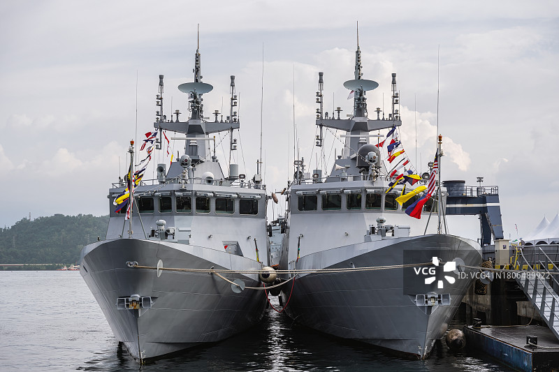 两艘海军舰艇并排停靠在港口图片素材
