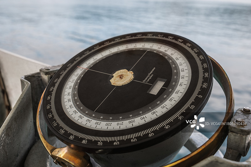 海军舰艇上航海方位中继罗盘的特写图片素材