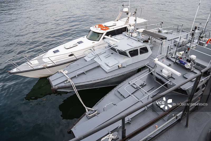 停靠在港口的海军巡逻艇图片素材