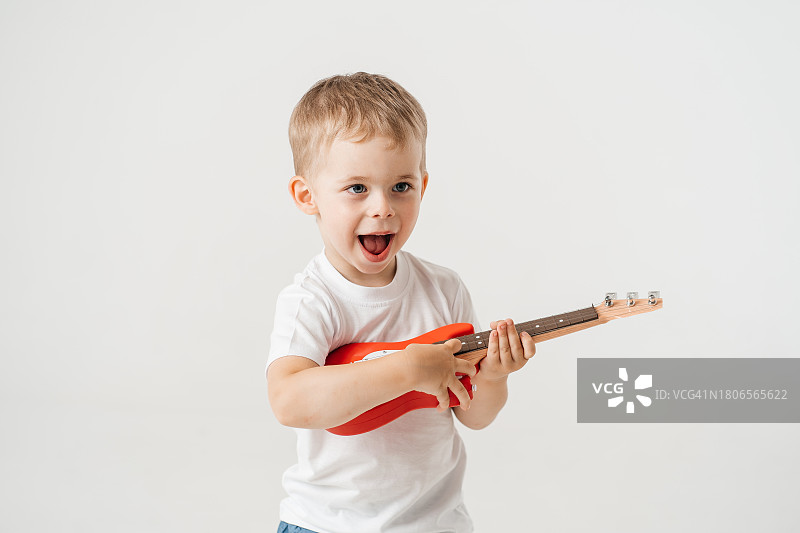 幼儿喜欢弹电吉他图片素材