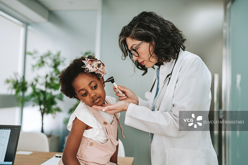 孩子在医生诊所做耳朵检查图片素材