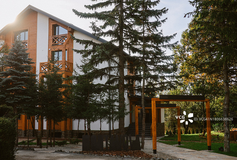 带大院的乡村酒店图片素材