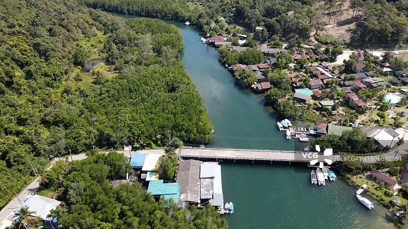 阁骨岛村庄、旅游度假区和跨越空昭运河桥梁的俯视角度照片图片素材