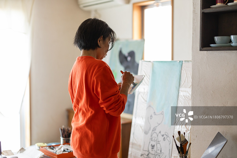 家庭主妇的爱好：绘画房屋图片素材