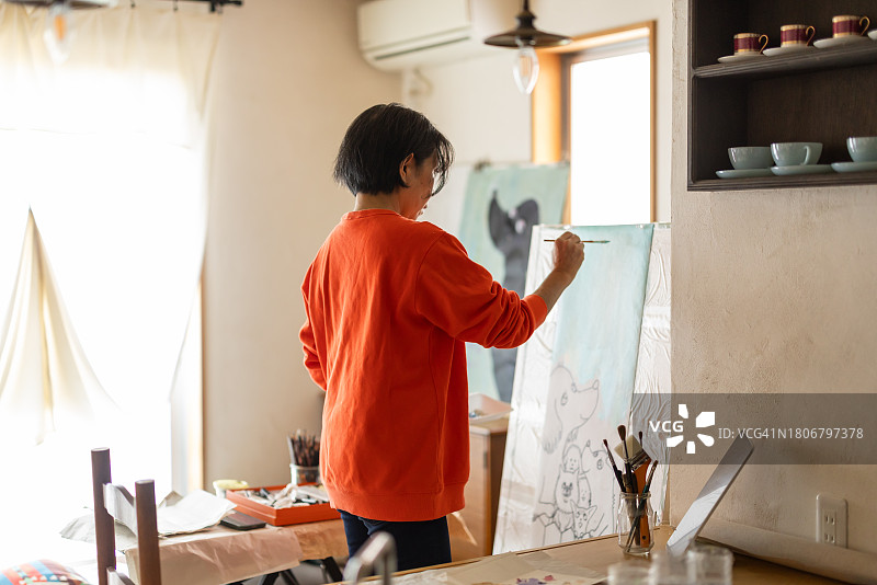 家庭主妇的爱好：绘画房屋图片素材