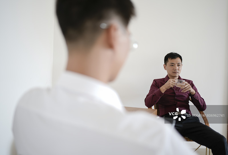 同事之间的对话图片素材