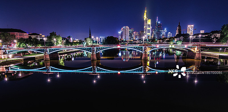 法兰克福夜间天际线图片素材