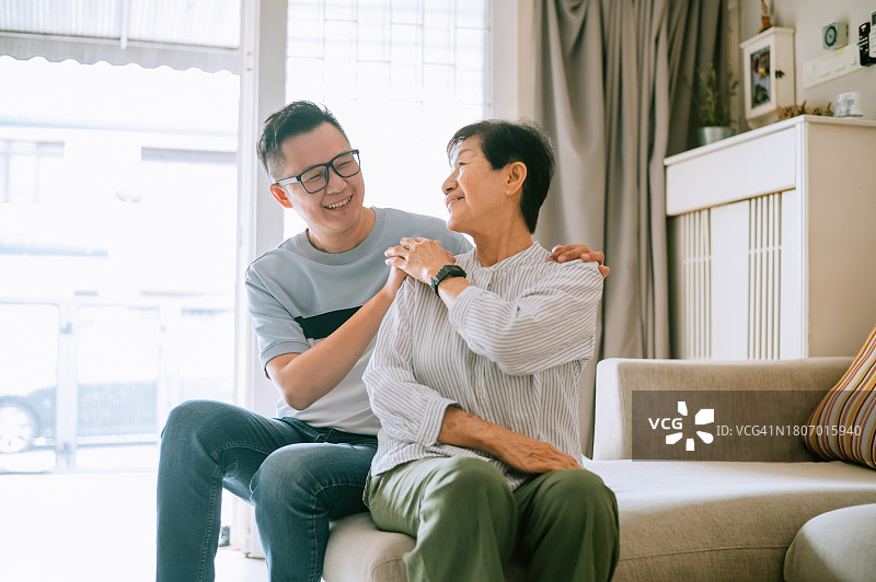 亚洲男子在家给母亲按摩图片素材