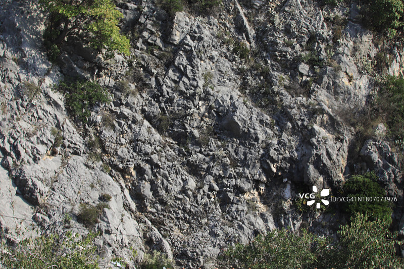 锯齿状岩石的陡峭悬崖图片素材