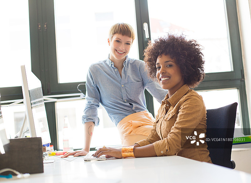 两位年轻同事一起工作图片素材