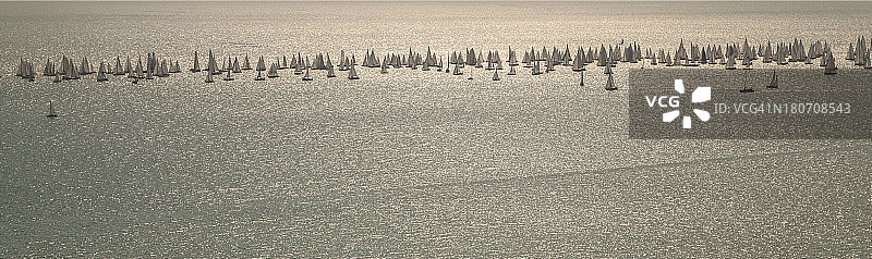 巴拉顿湖上的蓝色丝带帆船赛图片素材