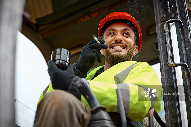 快乐的推土机操作员工作休息图片素材