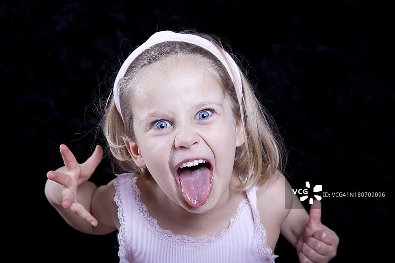 儿童做鬼脸图片素材