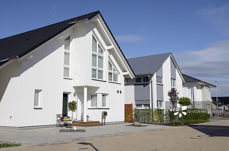 一排现代白色单户住宅图片素材